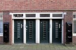 Een rij voordeuren in de Vechtstraat.
              <br/>
              Gert-Jan Lobbes, 2016